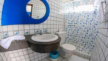 Ducha, secador de pelo y toallas