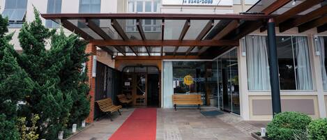 Vista frontal de la propiedad