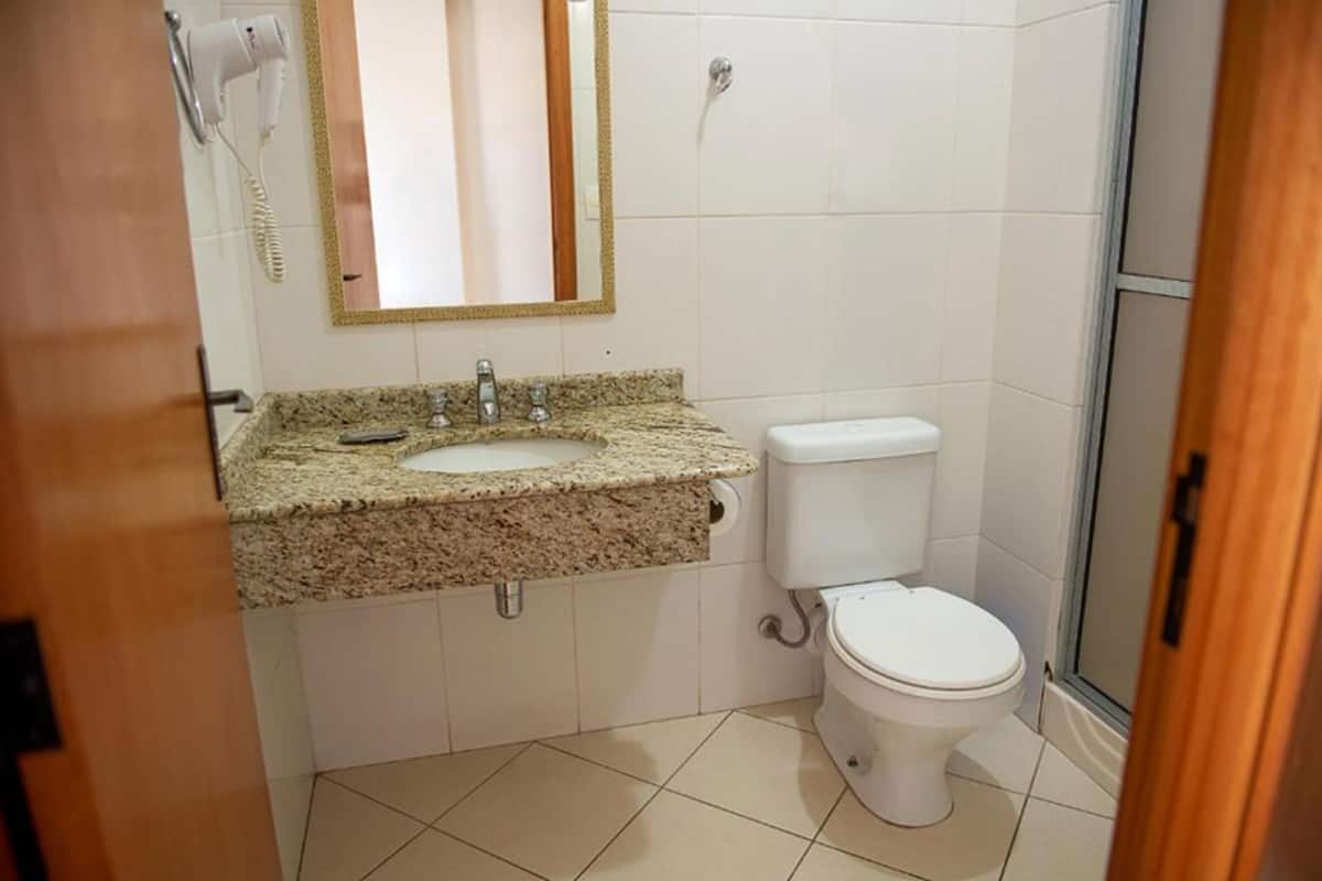 Ducha, secador de pelo, toallas