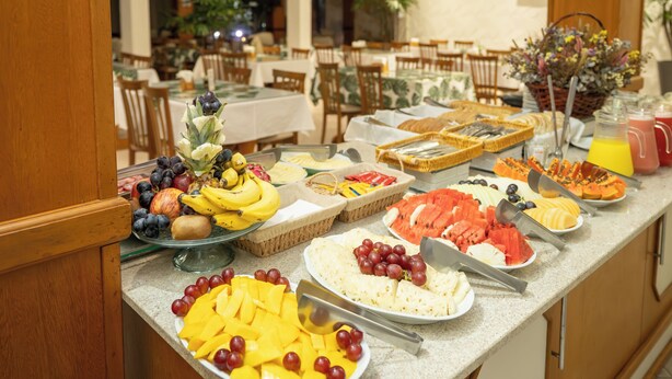 A buffet with various fruits and beverages. - Hotel Prata Villaggio (Nova Prata)