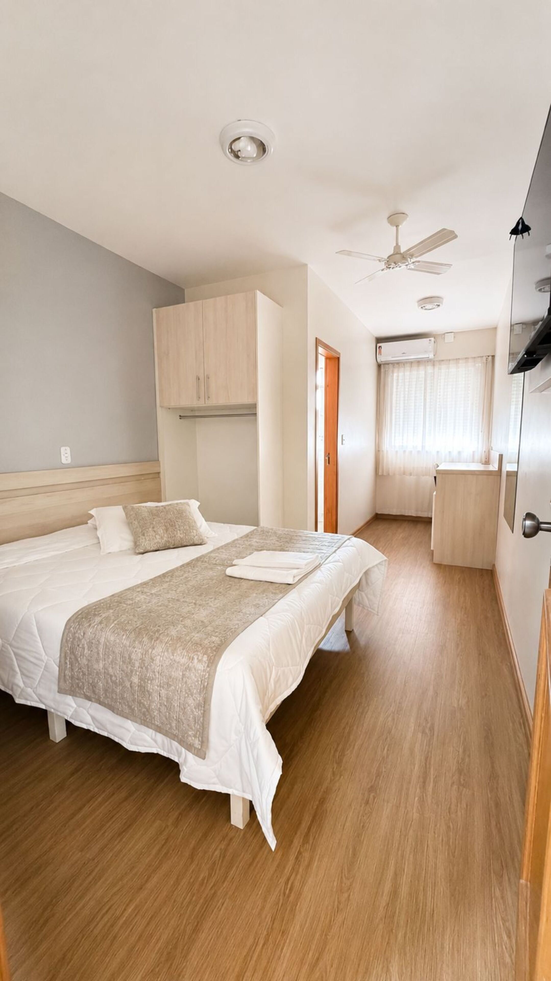 Minibar, cortinas blackout, sistema de insonorización y wifi gratis 