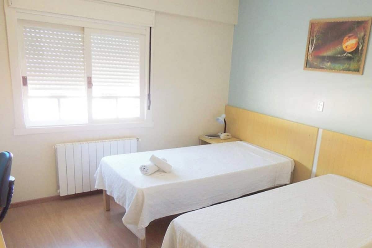 Minibar, cortinas blackout, sistema de insonorización y wifi gratis