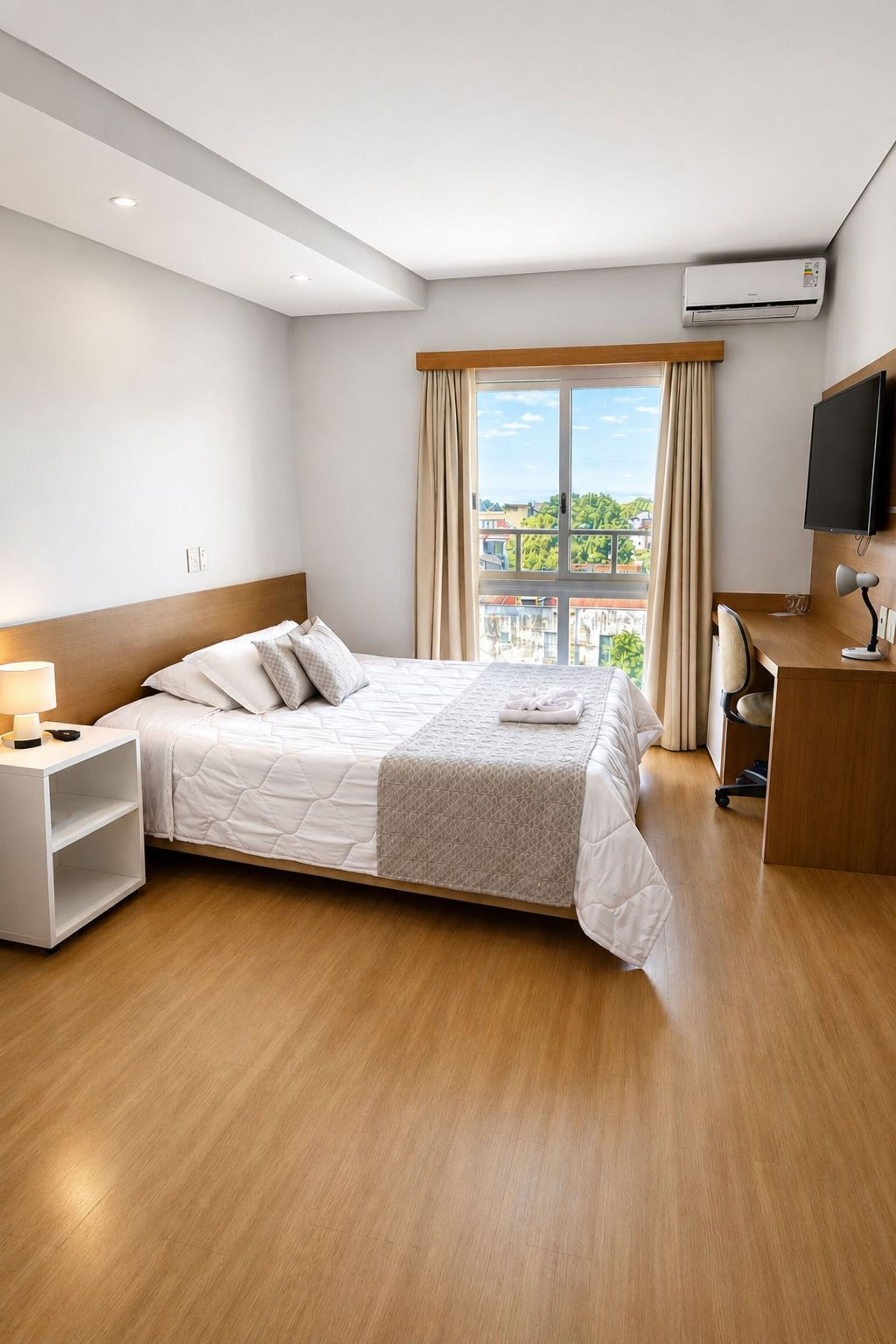 Deluxe Double Room, 1 Queen Bed | Minibar, blackout drapes, soundproofing, free WiFi