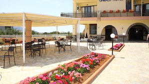 L’hôtel Triton Garden propose des espaces de détente en plein air, un patio couvert et des parterres de fleurs.