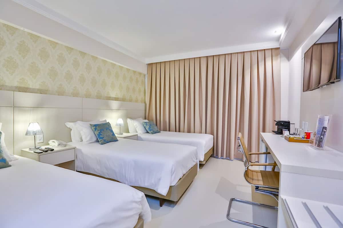 Deluxe-Zimmer, Mehrere Betten | Bettwäsche aus ägyptischer Baumwolle, hochwertige Bettwaren, Minibar