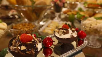 Ein Desserttisch mit einer Auswahl an Süßigkeiten und Backwaren.
