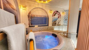 Wellnessbereich mit Whirlpool, Handtuch und dekorativen Spiegeln.