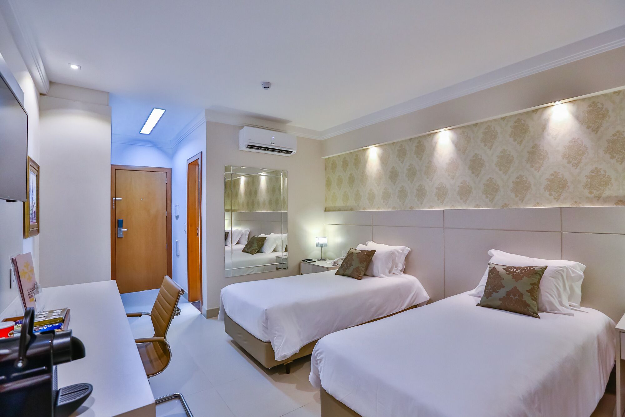 deluxe twin room, multiple beds | 1 bedroom, egyptian cotton sheets, premium bedding, minibar