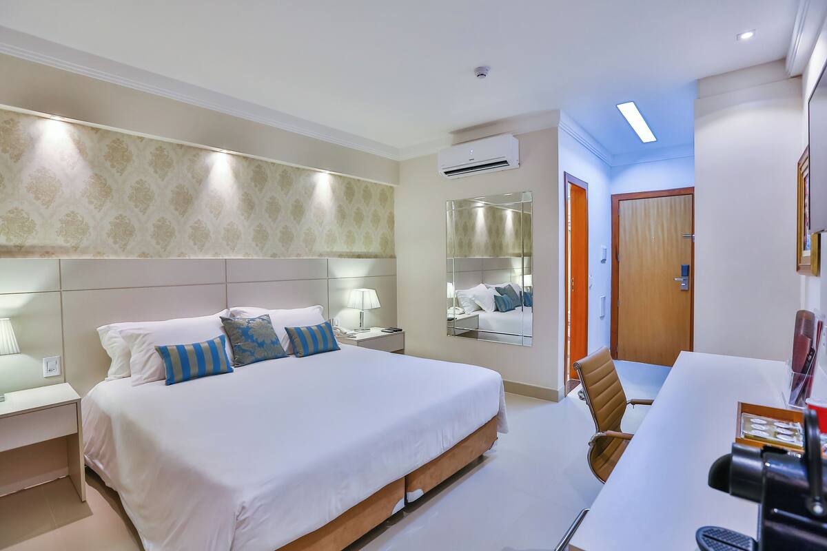 Deluxe kamer | Lakens van Egyptisch katoen, luxe beddengoed, een minibar