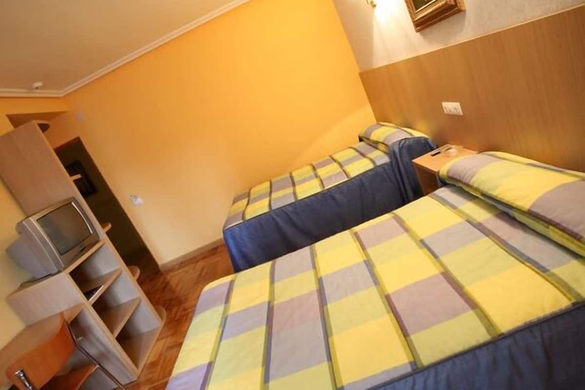 Kamer, 1 twee- of 2 eenpersoonsbedden | Een bureau, verduisterende gordijnen, gratis wifi, beddengoed