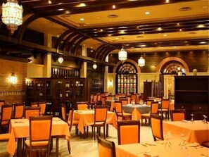 Déjeuner et dîner servis sur place, spécialités Cuisine régionale