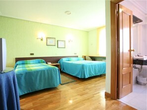 Desk, blackout curtains, free WiFi, bed sheets - Hotel El Alfoz de Burgos (Villagonzalo Pedernales)