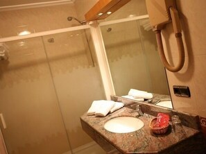 Single Room | Bathroom | Shower, free toiletries, hair dryer, towels