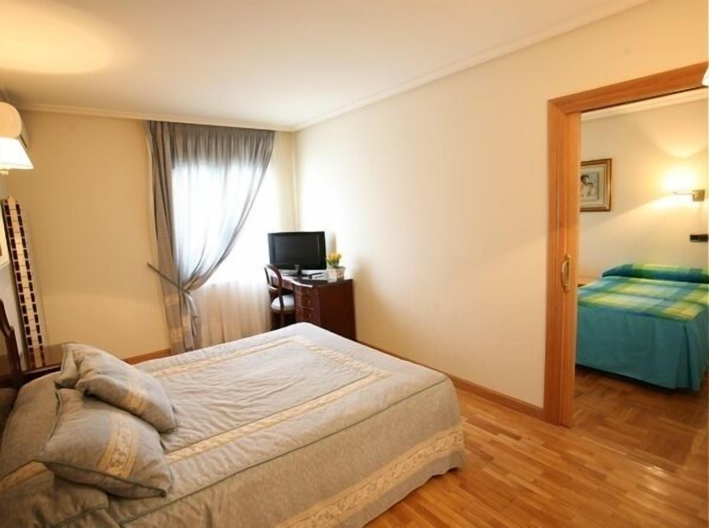 غرفة عائلية | مكتب وستائر تعتيم وواي فاي مجانًا وملاءات أسرّة