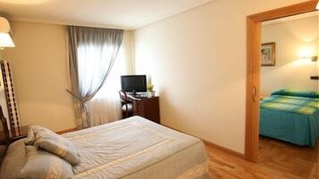 Habitación familiar | Escritorio, cortinas opacas, wifi gratis y ropa de cama