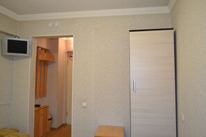 Habitación estándar con 2 camas individuales, sin ventanas | Tabla de planchar con plancha y wifi gratis 