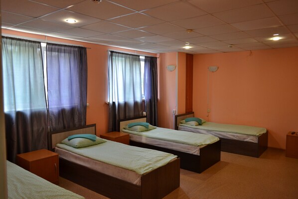 Habitación triple económica, baño compartido | Tabla de planchar con plancha y wifi gratis 