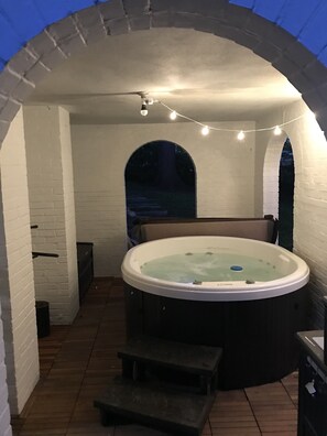 Outdoor spa tub