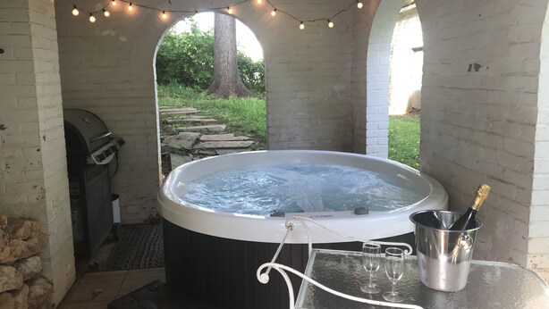 Outdoor spa tub - Chilton House Suites (Warrenton)