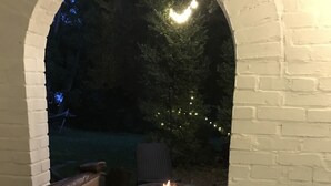 Outdoor spa tub - Chilton House Suites (Warrenton)