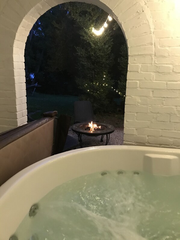 Outdoor spa tub