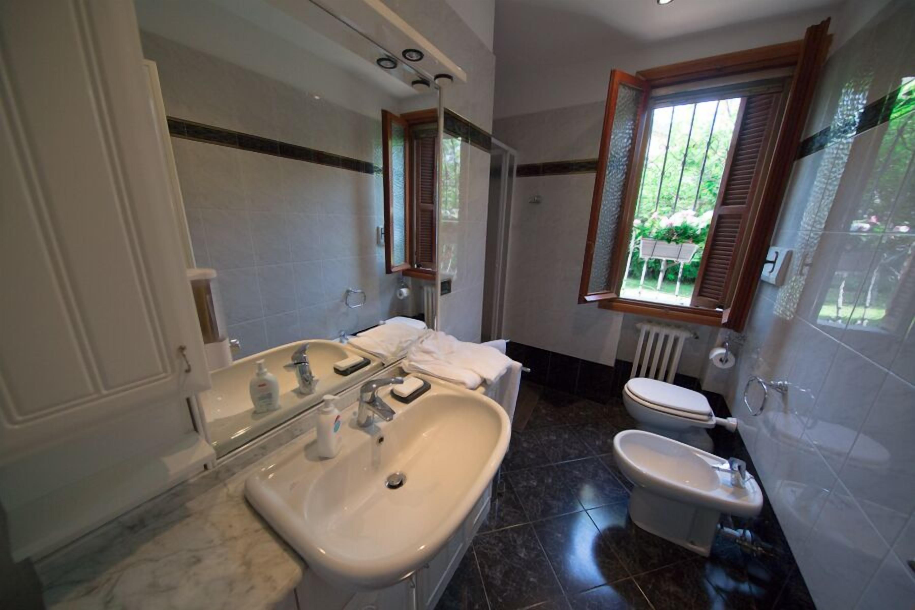 Dusche, kostenlose Toilettenartikel, Handtücher