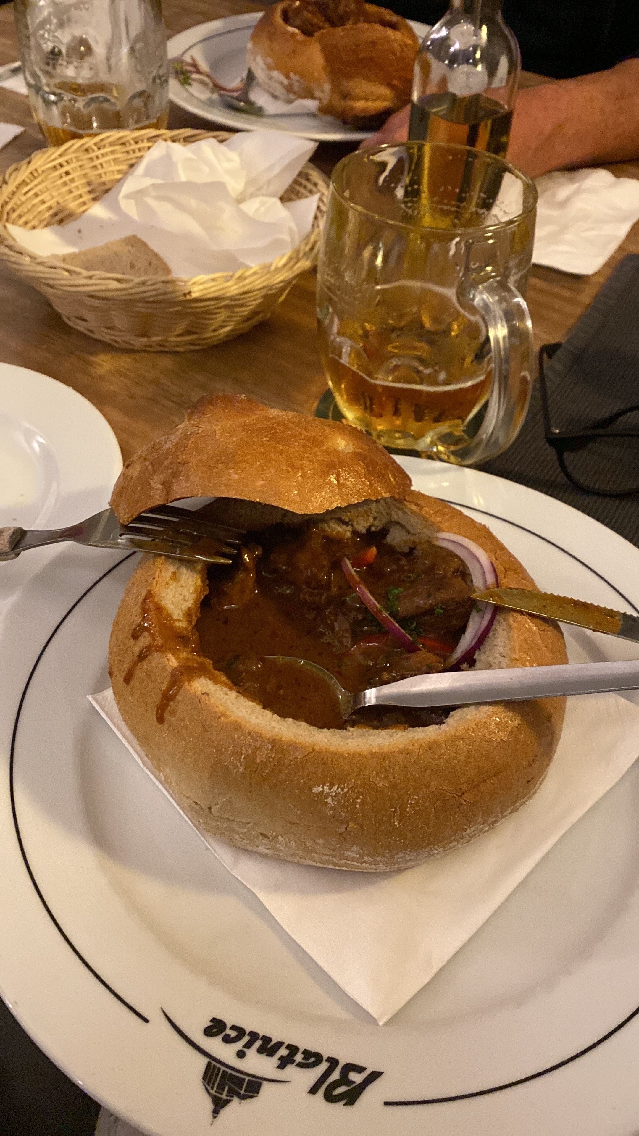 Un sándwich en un plato con un tenedor y un cuchillo.