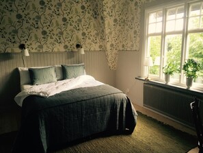 Double Room (South) | Premium bedding, individually decorated, individually furnished, desk - Villamilsten Bed & Breakfast (Lidköping)
