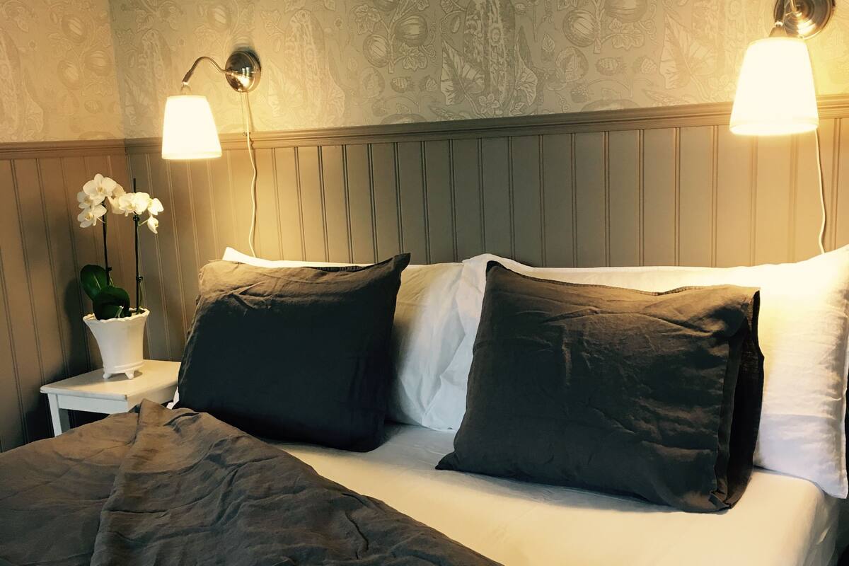 Double Room (North) | Peralatan tempat tidur premium, meja, langsir/tirai gelap terus 