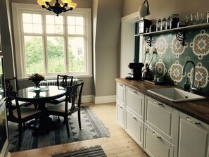 Free daily buffet breakfast  - Villamilsten Bed & Breakfast (Lidköping)