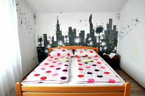 Kahden hengen huone (yksi tai kaksi sänkyä), jaettu kylpyhuone | Silitysrauta/-lauta, ilmainen Wi-Fi, vuodevaatteet