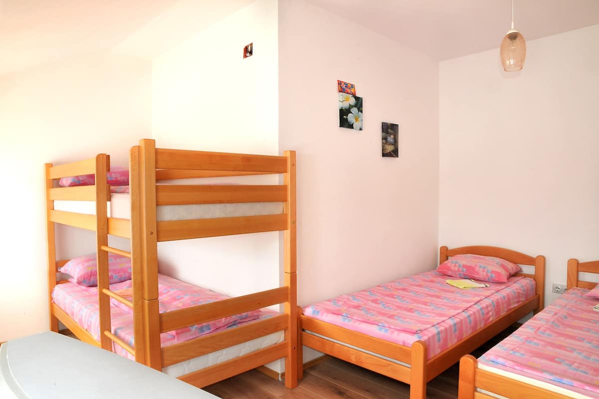 Vierpersoonskamer, gedeelde badkamer | Een strijkplank/strijkijzer, gratis wifi, beddengoed