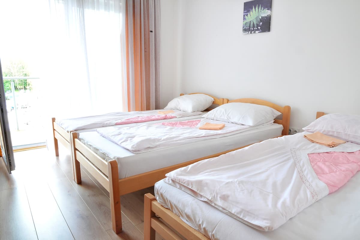 Driepersoonskamer, gedeelde badkamer | Een strijkplank/strijkijzer, gratis wifi, beddengoed