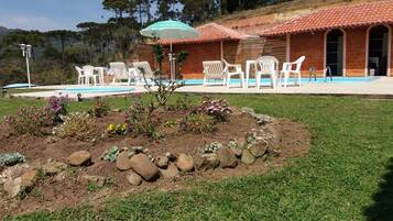 Kolam renang outdoor, dengan kursi berjemur