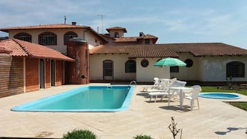 Outdoor pool, pool loungers