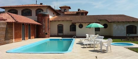 Outdoor pool, pool loungers