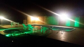 Una piscina al aire libre, tumbonas