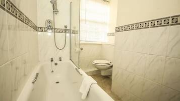 Articles de toilette gratuits, sèche-cheveux, serviettes fournies