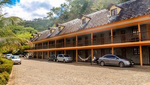 Un bâtiment doté d’une façade en pierre, de nombreux balcons et d’une allée pavée.