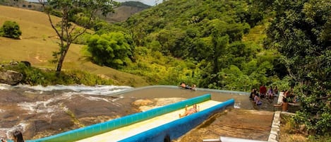 2 piscinas externas, guarda-sóis, espreguiçadeiras