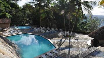 2 piscinas externas, guarda-sóis, espreguiçadeiras