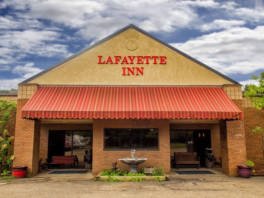 Ein Backsteinhaus mit roter Markise und einem Schild, auf dem 'Lafayette Inn' steht.
