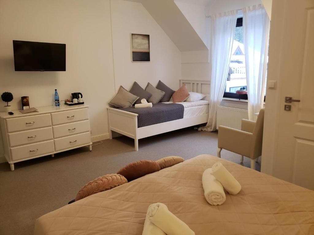 triple room | desk, iron/ironing board, free cots/infant beds, free wifi