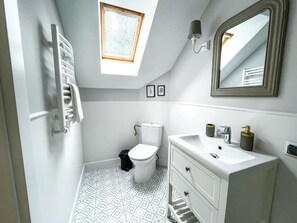 Enkeltrom | Bad | Toalettartikler (inkludert), hårføner, håndklær og såpe