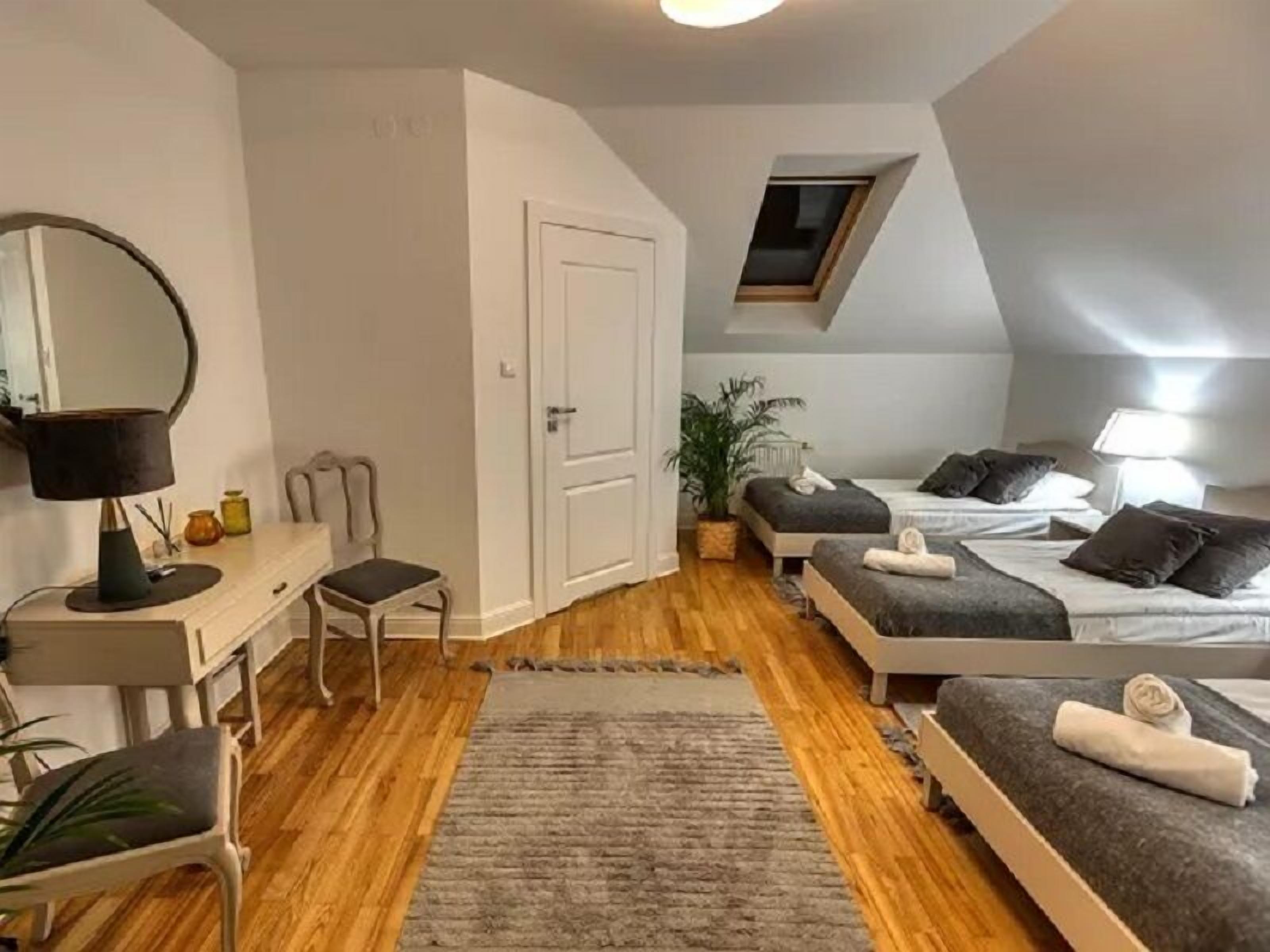 triple room | desk, iron/ironing board, free cots/infant beds, free wifi