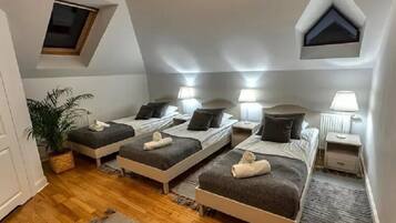 Escritorio, tabla de planchar con plancha y cunas gratuitas