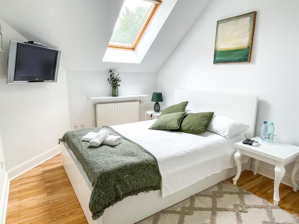 single room | desk, iron/ironing board, free cots/infant beds, free wifi