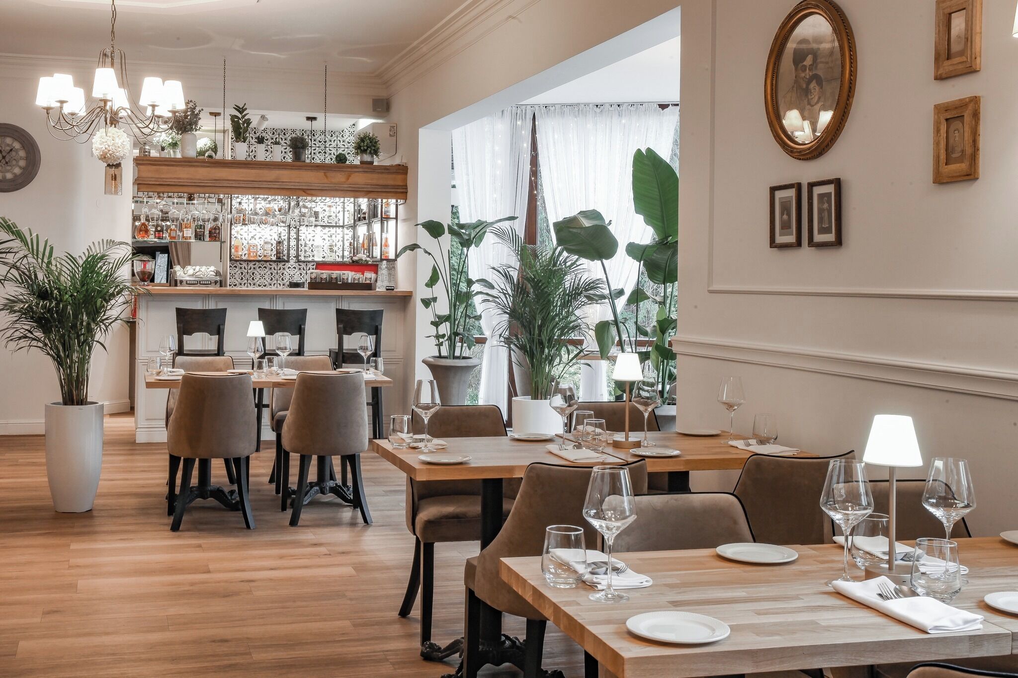 breakfast, lunch, dinner served; international cuisine