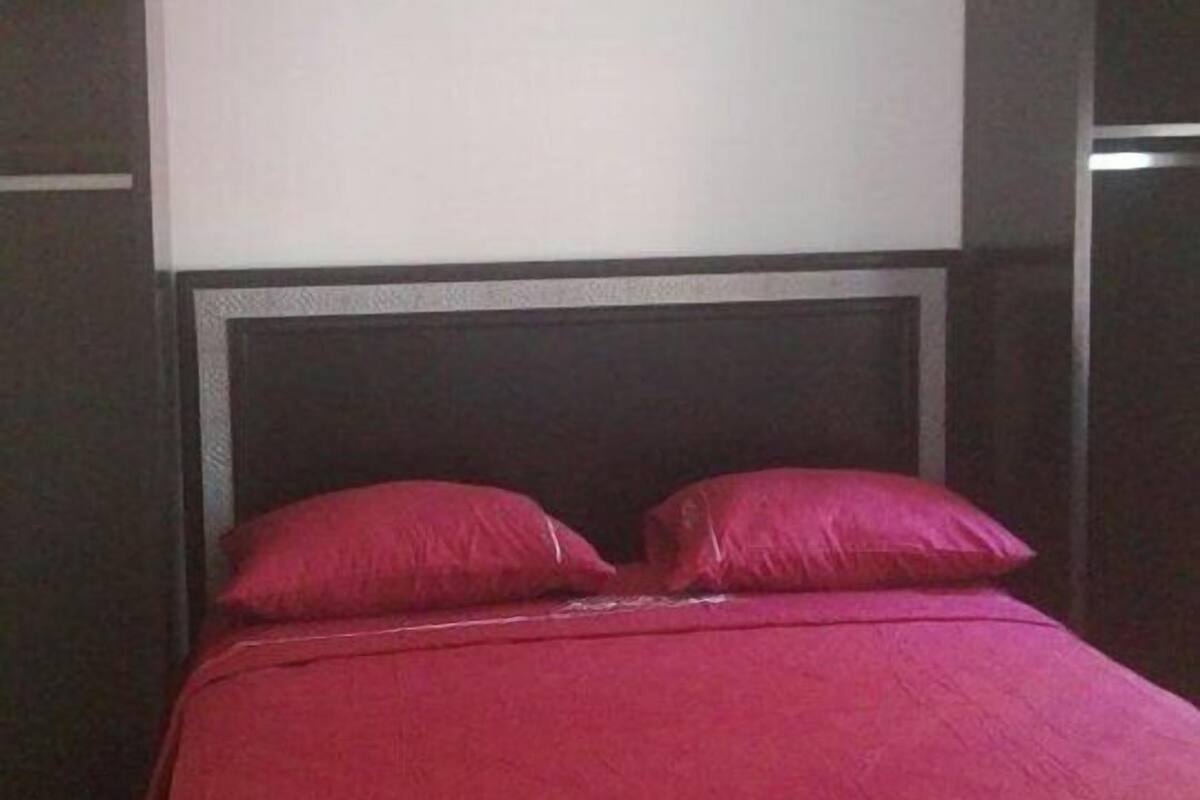 Premium bedding, blackout curtains, free WiFi, bed sheets