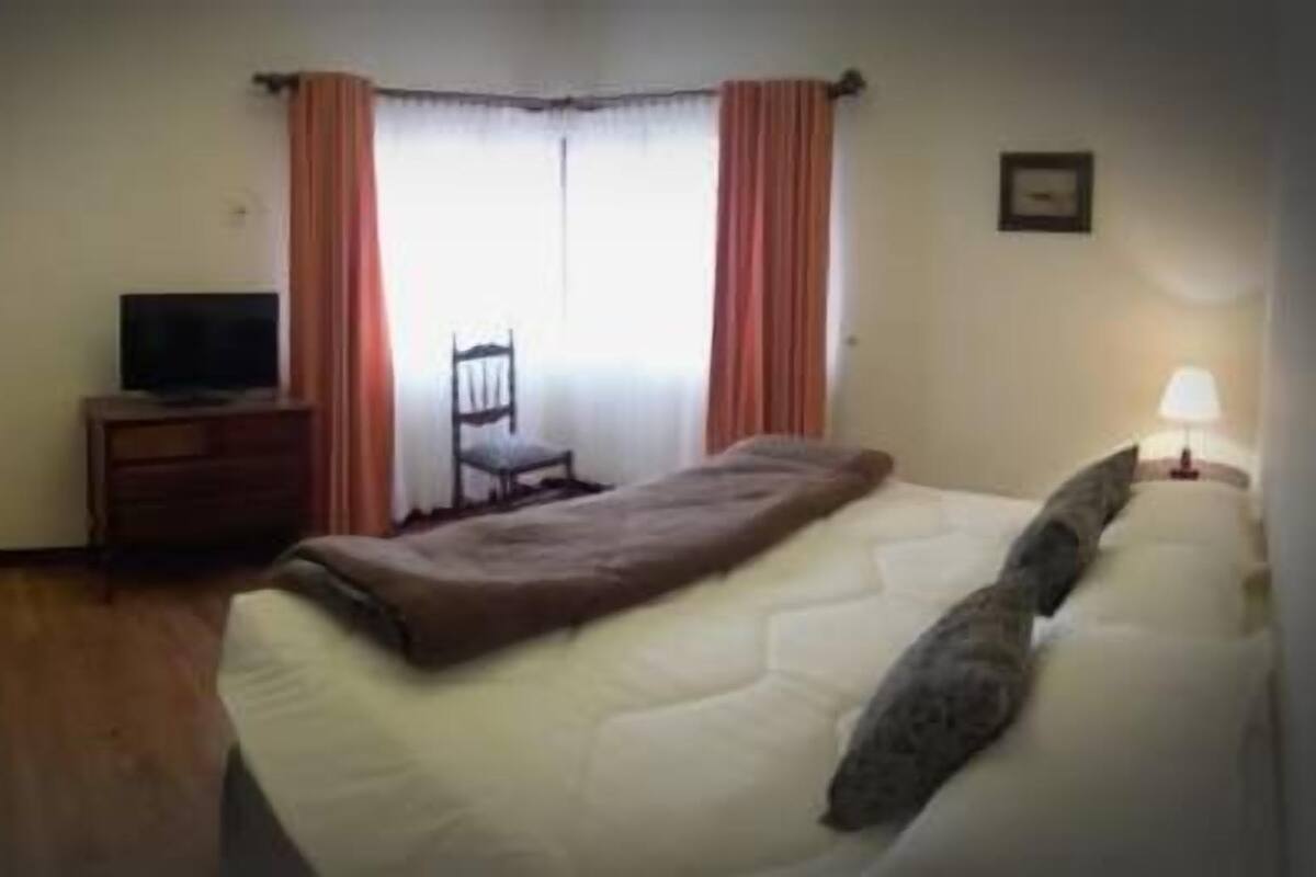 Quarto casal standard, 1 cama de casal, banheiro privativo | Wi-Fi de cortesia
